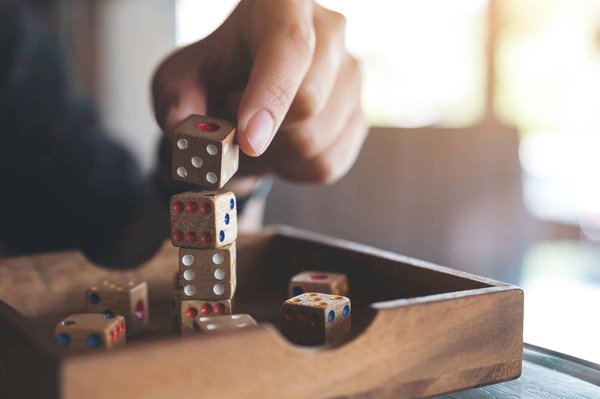 Les rois du lancer : un jeu de dés en bois plein de stratégie et d'excitation !