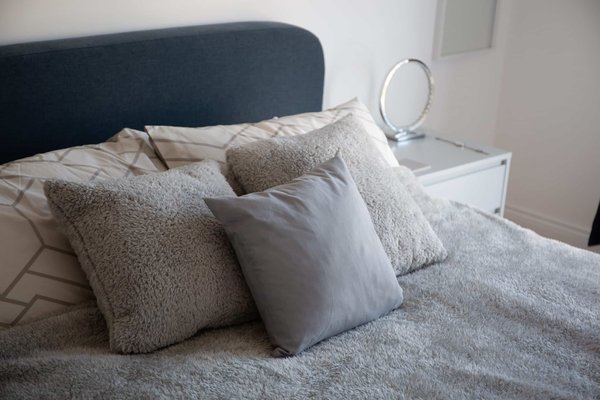 Oreiller à plume vs classique: quel confort choisir?